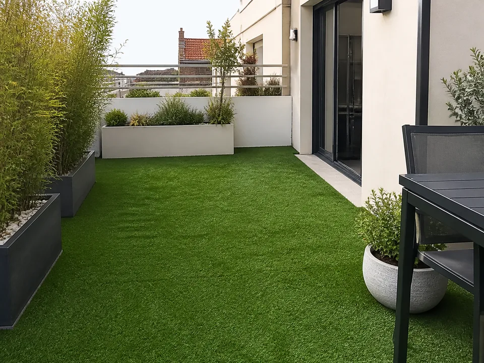 Illustration éditoriale d’une terrasse aménagée avec gazon synthétique
